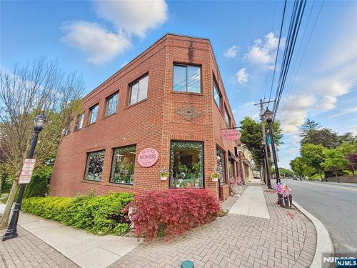 852 Kinderkamack Rd, River Edge, NJ, 07661-2324 | Card Image