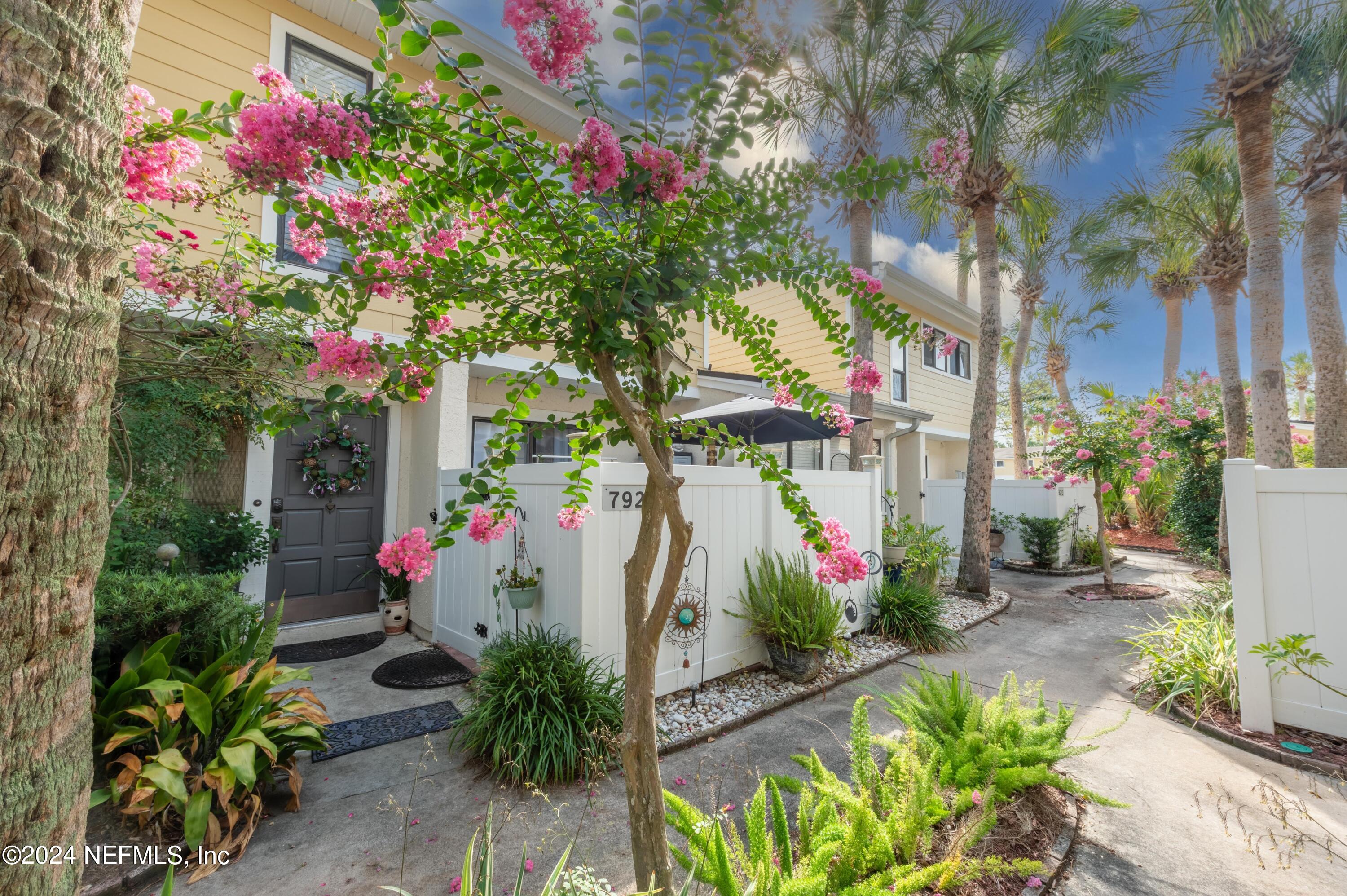 Los Robles Ct, Jacksonville, FL 32256