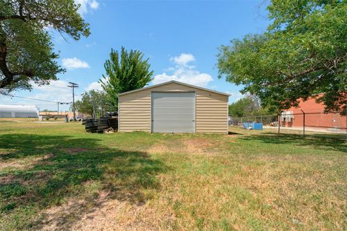 127 E Davilla Ave, Rockdale, TX, 76567-2932 | Card Image