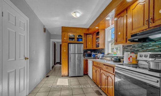 329 Rankin Ave, House other with 8 bedrooms, 3 bathrooms and 4 parking in Windsor ON | Image 8