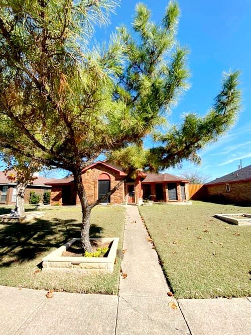 1045 S Pepperidge Dr, Lancaster, TX, 75134-2038 | Card Image