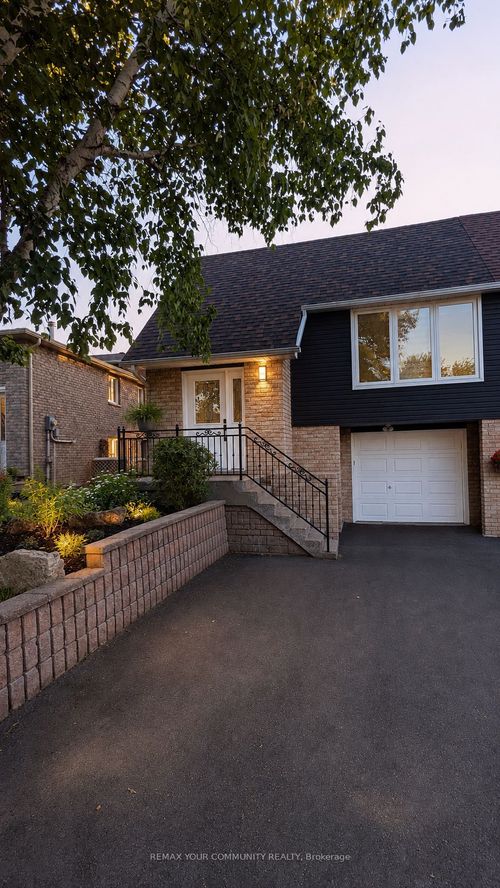 2508 Cobbinshaw Cir, Mississauga, ON, L5N2G3 | Card Image