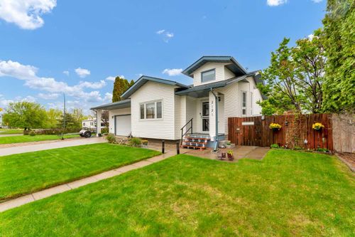 2121 Hull Way Ne, Medicine Hat, AB, T1C1R9 | Card Image