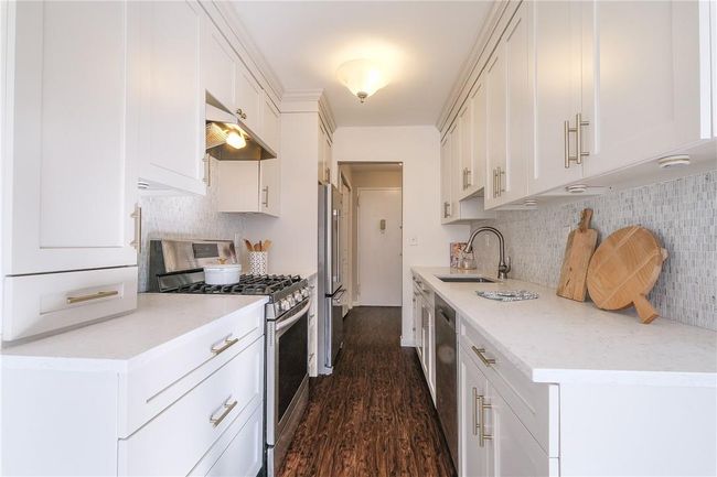 Alternative view of the kitchen. | Image 16