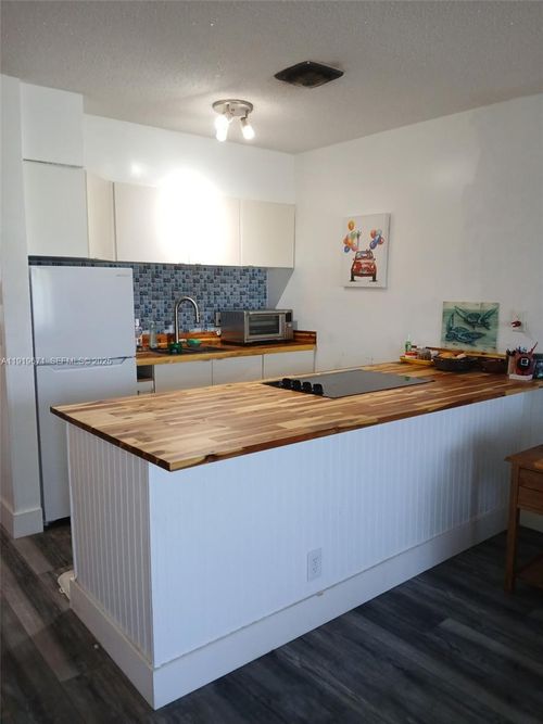 apt-17p-1000 Sw 10th Ter, Hallandale Beach, FL, 33009-6769 | Card Image