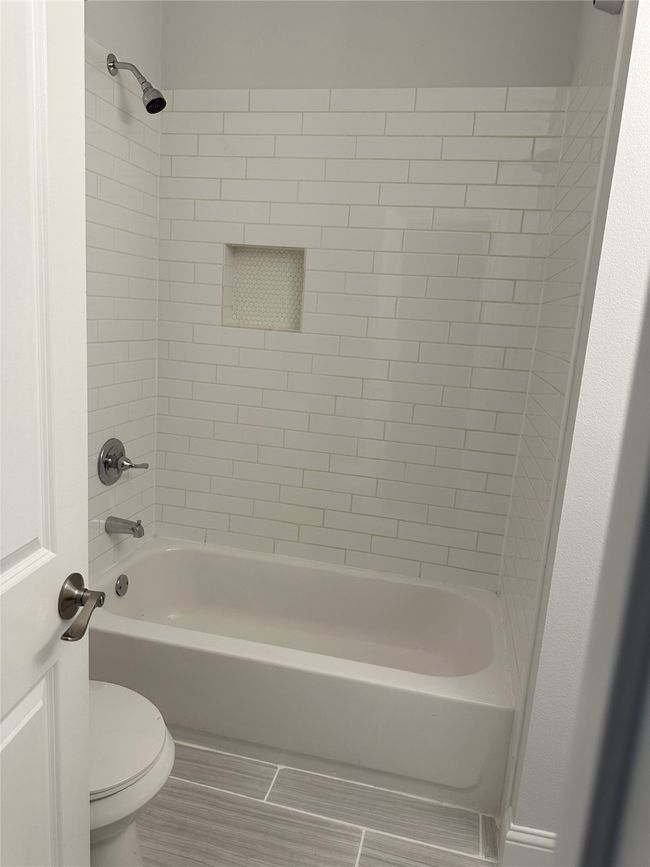 Secondary bathroom tub | Image 25