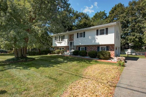 31 Pine Tree Dr, Poughkeepsie, NY, 12603-5238 | Card Image