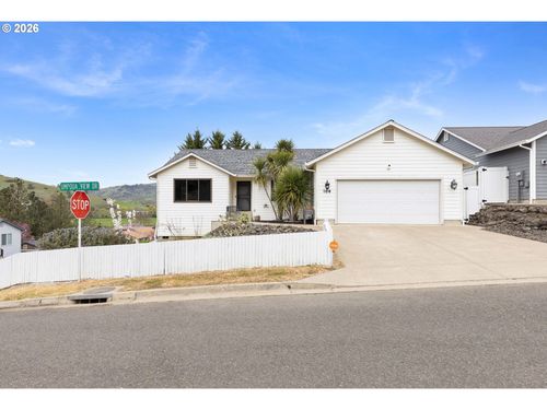 106 Umpqua View Dr, Roseburg, OR, 97471-5009 | Card Image