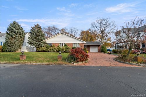 9 Oak Shore Dr, Bayville, NY, 11709-1206 | Card Image