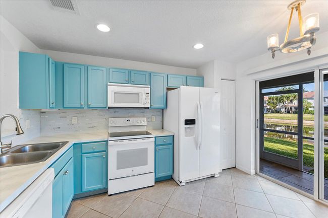 6204 Sandy Bank Ter, Condo with 2 bedrooms, 3 bathrooms and null parking in Riviera Beach FL | Image 6