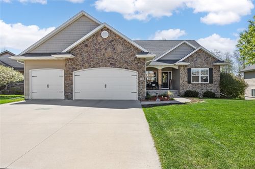 208 Willowood Dr, Hiawatha, IA, 52233-4715 | Card Image