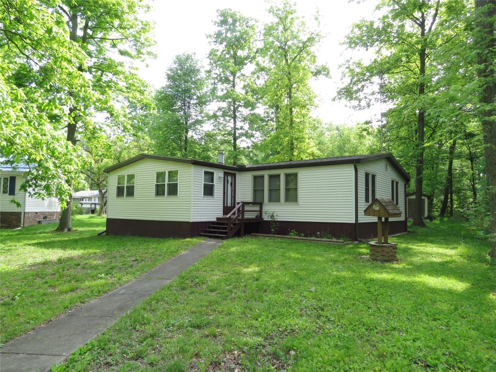 Ash Dr, Linesville, PA 16424
