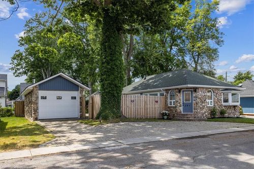 381 Maplewood Ave, Crystal Beach, ON, L0S1B0 | Card Image