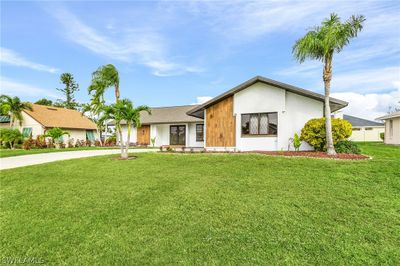 813 Sw 52nd Street, House other with 3 bedrooms, 2 bathrooms and null parking in Cape Coral FL | Image 1