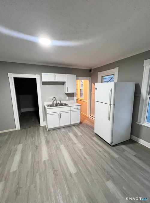 3 Oak Ave, Enfield, CT, 06082-3420 | Card Image