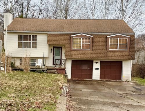 205 Michael Dr, Uniontown, PA, 15401-3949 | Card Image