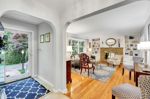 7 Woods Rd, Locust Valley, NY, 11560-2334 | Card Image
