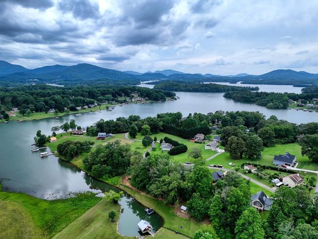 784 Sneaking Creek Dr, Home with 3 bedrooms, 4 bathrooms and null parking in Hayesville NC | Image 63