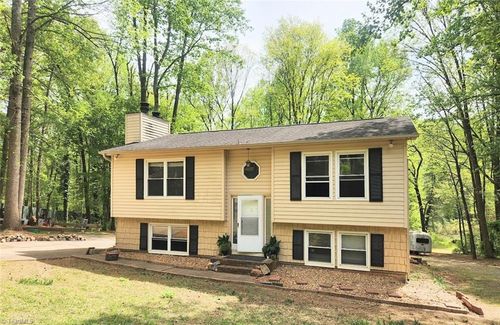 220 Barlow Cir, Winston-Salem, NC, 27105-1604 | Card Image