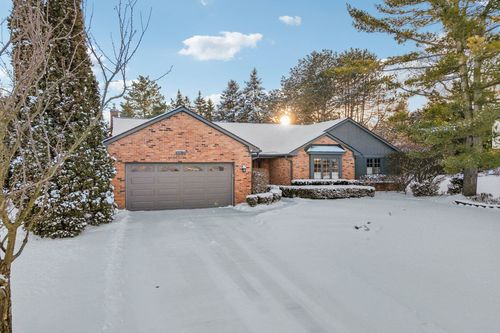 2417 Beacon Hill Drive, Rochester Hills, MI, 48309 | Card Image