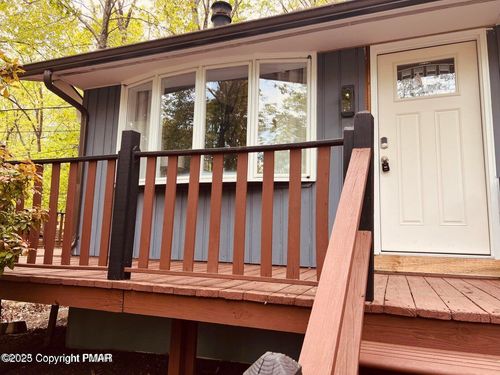 1085 Maple Lake Dr, Bushkill, PA, 18324-8272 | Card Image