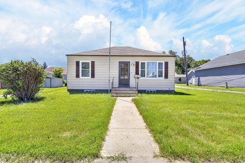 240 7th St Ne, Valley City, ND, 58072-2626 | Card Image