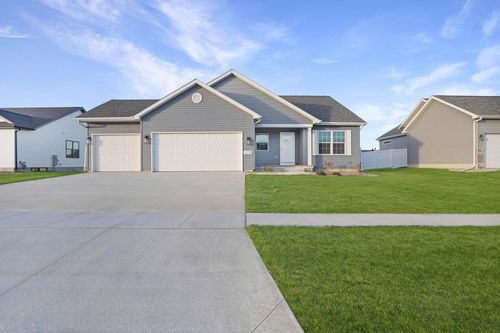 2715 Autumn Woods Dr, Cedar Falls, IA, 50613-2373 | Card Image