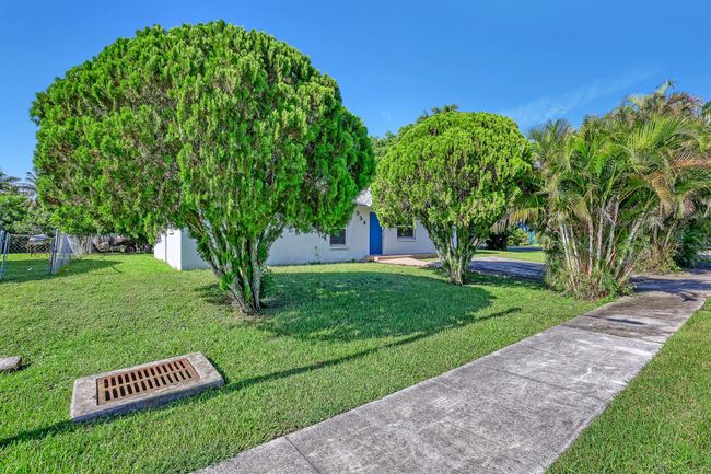 324 W 5 Th Ter, House other with 4 bedrooms, 2 bathrooms and null parking in Pahokee FL | Image 4