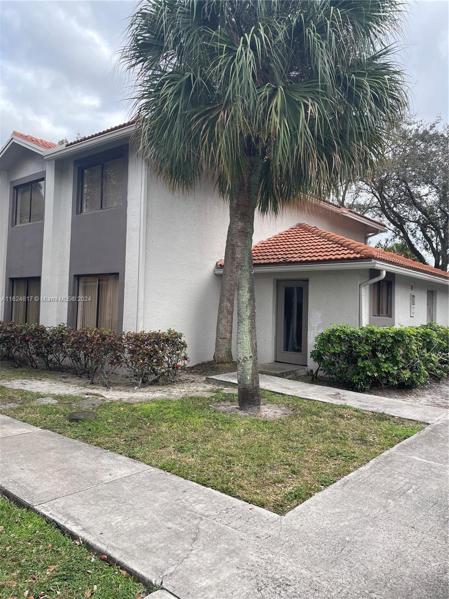 Coral Lake Dr, Coral Springs, FL 33065