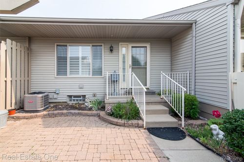 2-61702 Williamsburg Dr, South Lyon, MI, 48178-1760 | Card Image