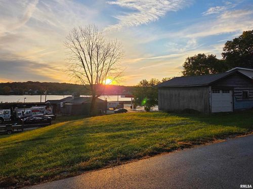 1225 N 2nd St, Le Claire, IA, 52753-9646 | Card Image