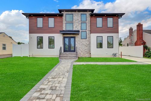 81 E End Avenue, Oyster Bay, NY, 11801 | Card Image