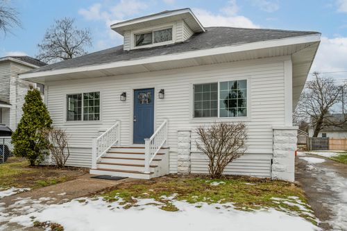 575 Cass St, Benton Harbor, MI, 49022-3301 | Card Image