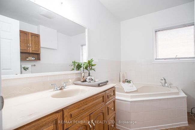 84 Frontenac Cres, House other with 5 bedrooms, 3 bathrooms and 4 parking in Deep River ON | Image 20