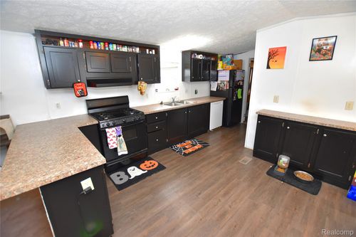 490 Harrison Dr, Davison, MI, 48423-8553 | Card Image