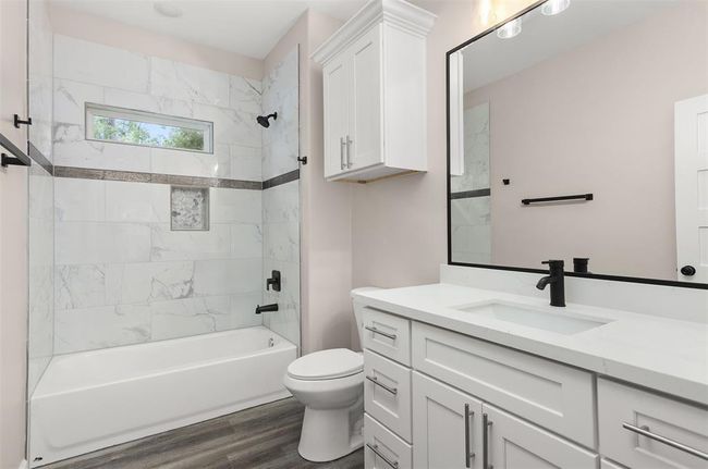 Bathroom 2, located in the hall between bedrooms 2 and 3 | Image 27