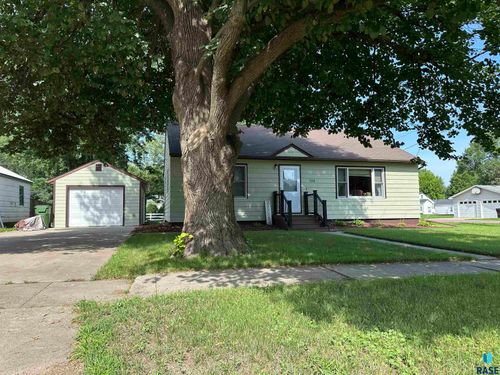 701 S Walnut St, Freeman, SD, 57029-2032 | Card Image