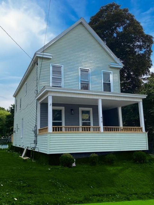 View of front facade featuring a porch and a front yard | Image 36