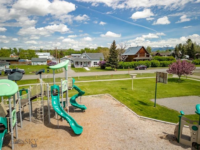 207 2 Nd St E, House other with 3 bedrooms, 3 bathrooms and null parking in Clyde Park MT | Image 4