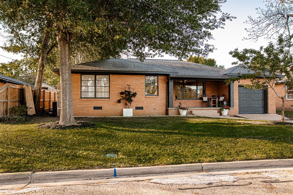Chauncy St, Brenham, TX 77833