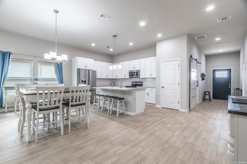 772 Crestview, Floresville, TX, 78114-1653 | Card Image