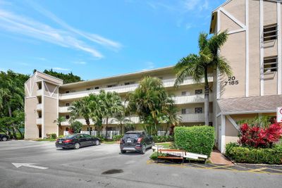 301 - 7185 Huntington Lane, Condo with 2 bedrooms, 2 bathrooms and null parking in Delray Beach FL | Image 1