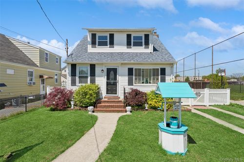 646 Benris Ave, Franklin Square, NY, 11010-4240 | Card Image