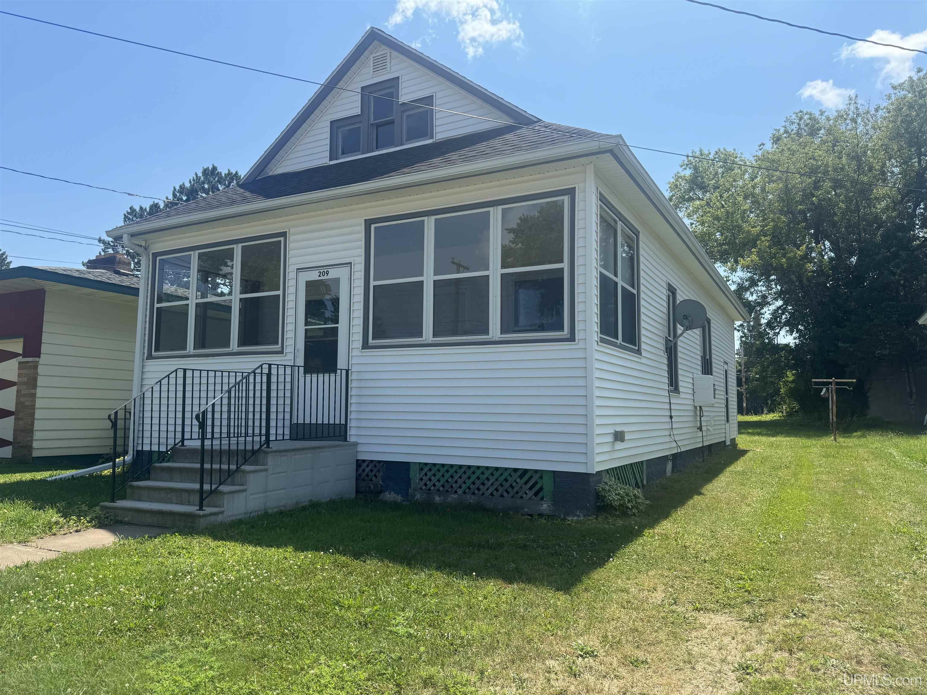 Harding Ave, Ironwood, MI 49938