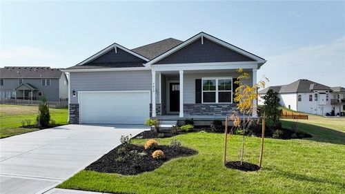 304 Lake Meadows Dr, Smithville, MO, 64089-9150 | Card Image