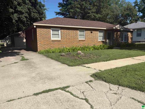 915 Pinecrest Dr, Storm Lake, IA, 50588-2837 | Card Image