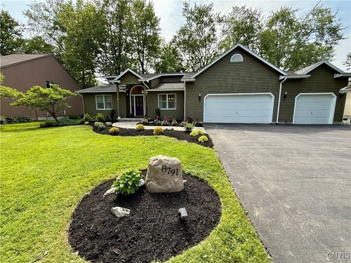 8791 Wedgefield Ln, Cicero, NY, 13039-9709 | Card Image