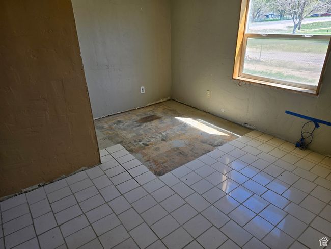 View of unfurnished room | Image 8