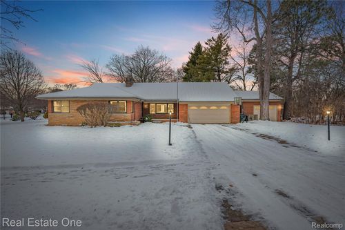 28615 Bloomfield Dr, Lathrup Village, MI, 48076-2524 | Card Image