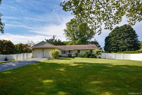 9 Columbus Dr, Huntington Station, NY, 11746-2733 | Card Image